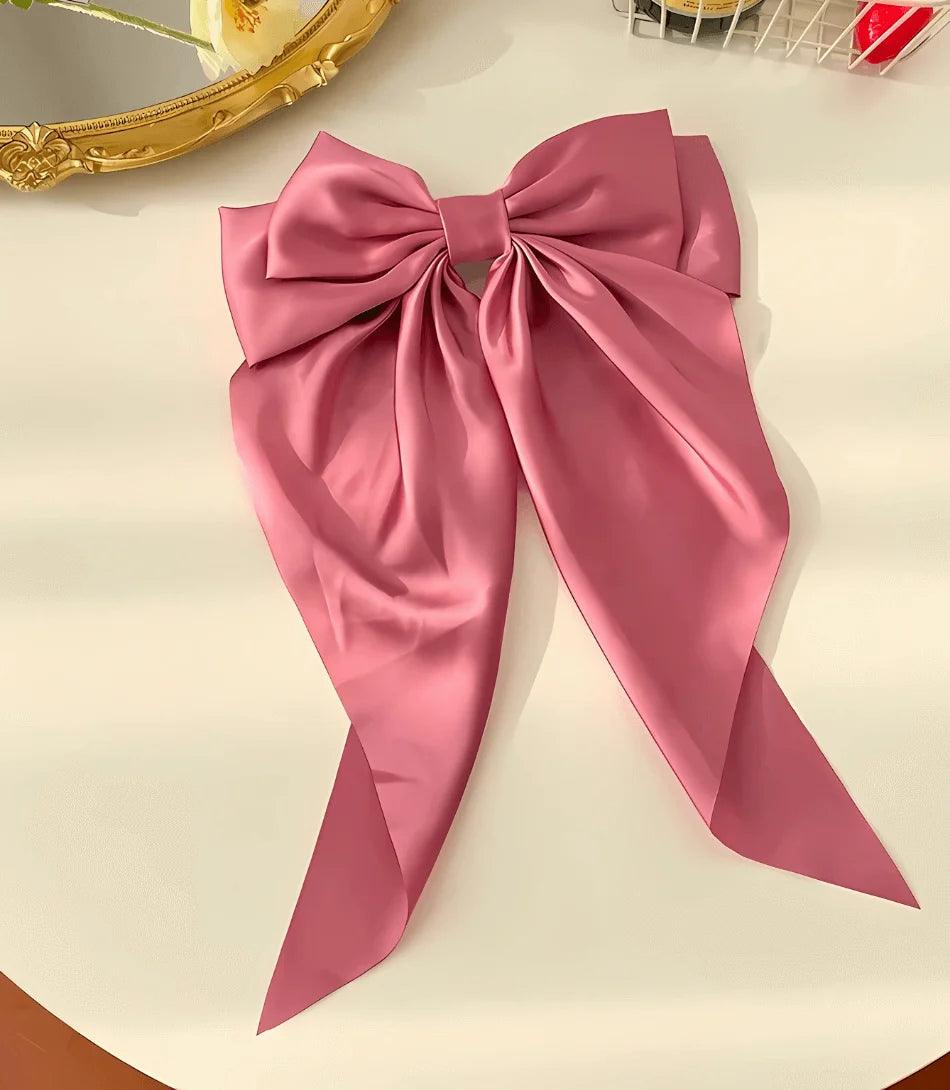 Laço de cabelo feminino grande em cetim com presilha, acessório elegante e versátil para penteados sofisticados. Laço de cabelo feminino grande em cetim com presilha, acessório elegante e versátil para penteados sofisticados.