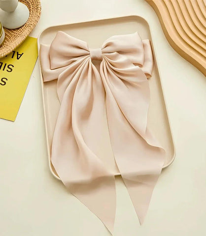 Laço de cabelo feminino grande em cetim com presilha, acessório elegante e versátil para penteados sofisticados. Laço de cabelo feminino grande em cetim com presilha, acessório elegante e versátil para penteados sofisticados.