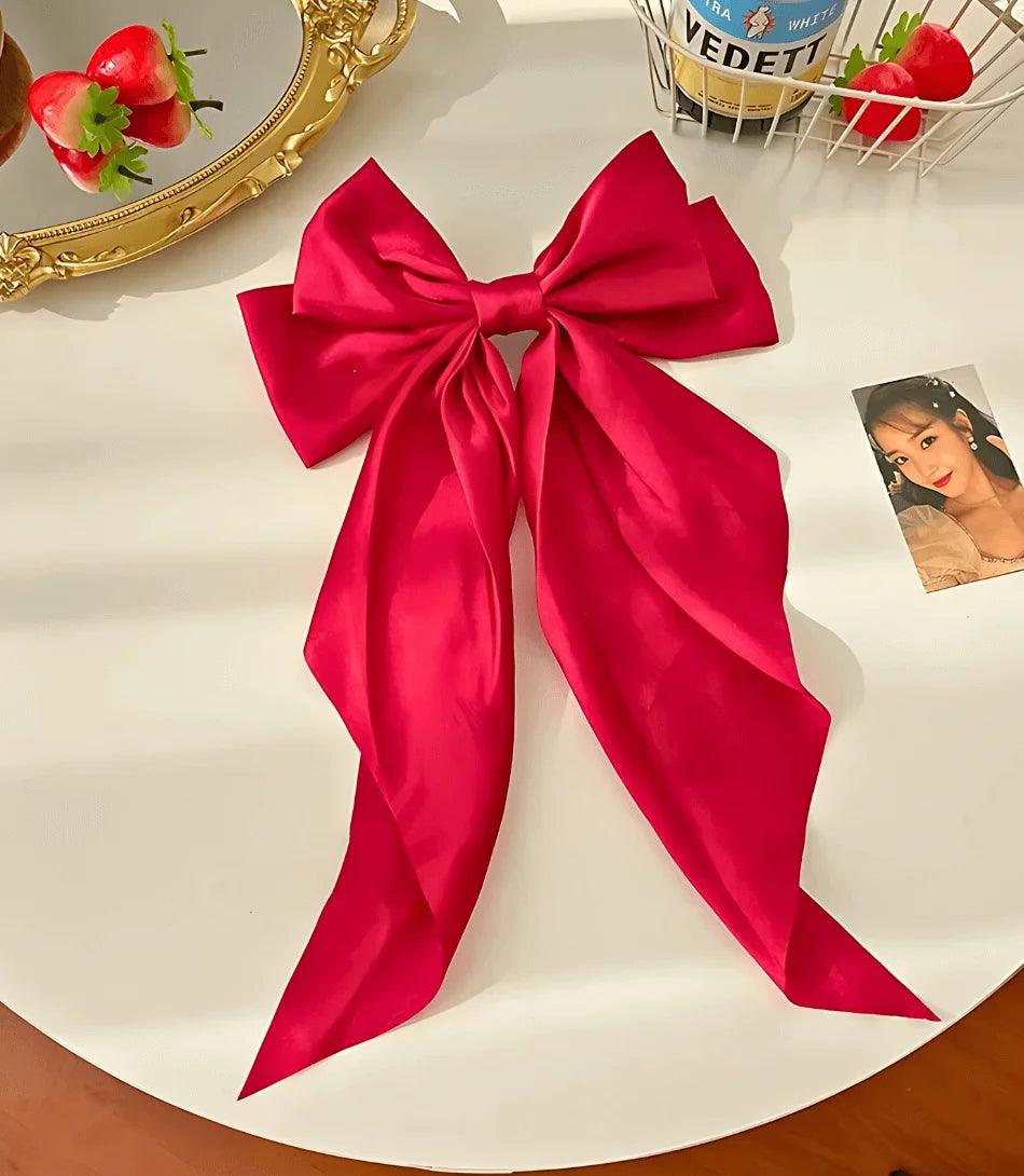 Laço de cabelo feminino grande em cetim com presilha, acessório elegante e versátil para penteados sofisticados. Laço de cabelo feminino grande em cetim com presilha, acessório elegante e versátil para penteados sofisticados.
