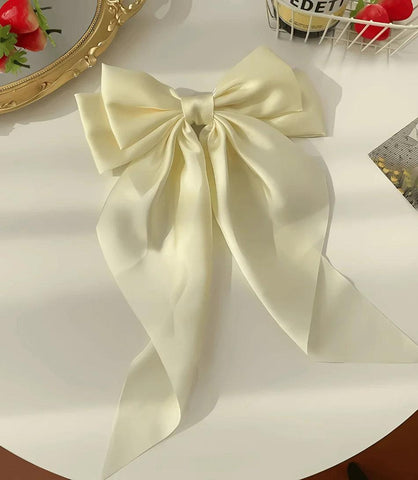 Laço de cabelo feminino grande em cetim com presilha, acessório elegante e versátil para penteados sofisticados. Laço de cabelo feminino grande em cetim com presilha, acessório elegante e versátil para penteados sofisticados.