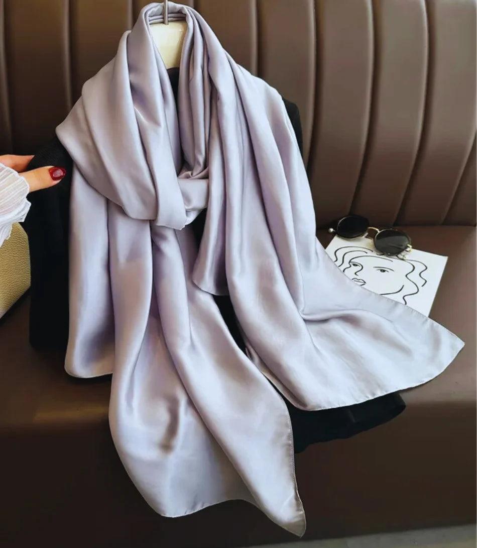 Lenço de seda feminino casual, elegante e versátil, ideal para diversas ocasiões. Lenço de seda feminino casual, elegante e versátil, ideal para diversas ocasiões.