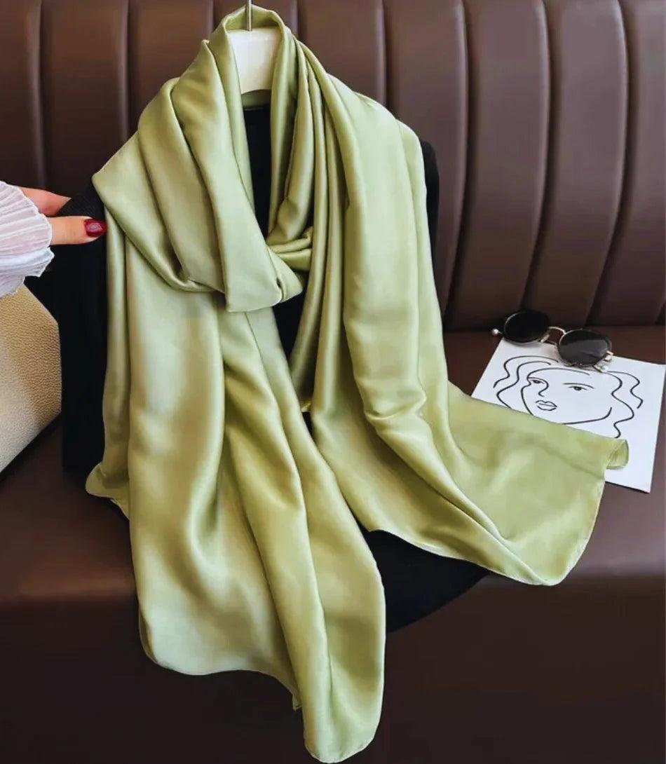 Lenço de seda feminino casual, elegante e versátil, ideal para diversas ocasiões. Lenço de seda feminino casual, elegante e versátil, ideal para diversas ocasiões.