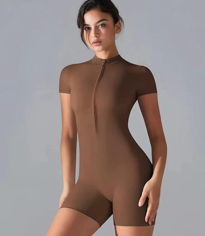 Macaquinho Fitness feminino com mangas longas e zíper frontal, ajuste perfeito para atividades como yoga e musculação. marrom Macaquinho Fitness feminino com mangas longas e zíper frontal, ajuste perfeito para atividades como yoga e musculação. marrom