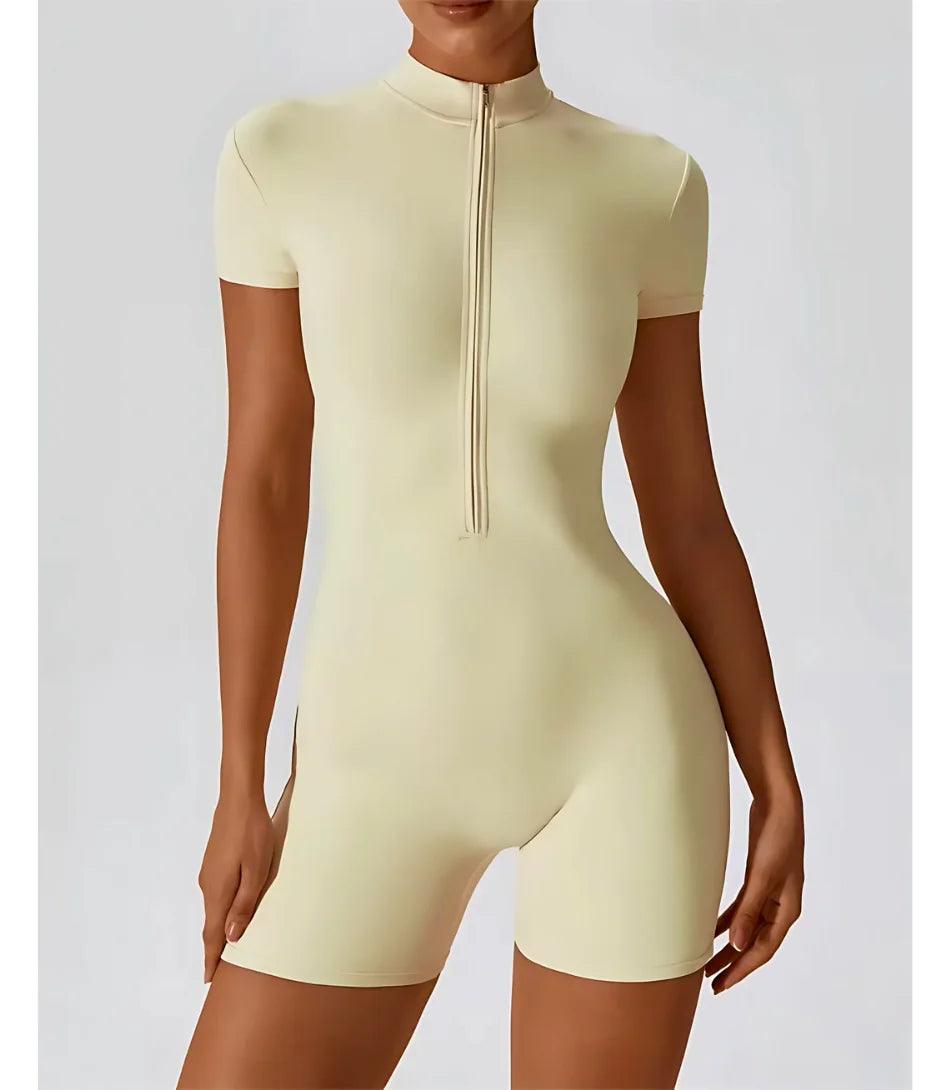 Macaquinho Fitness feminino com mangas longas e zíper frontal, ajuste perfeito para atividades como yoga e musculação. nude Macaquinho Fitness feminino com mangas longas e zíper frontal, ajuste perfeito para atividades como yoga e musculação. nude