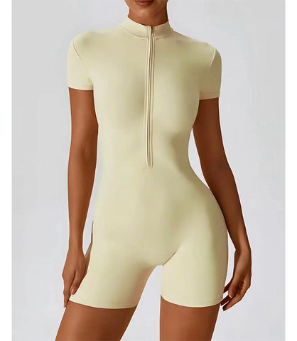 Macaquinho Fitness feminino com mangas longas e zíper frontal, ajuste perfeito para atividades como yoga e musculação. nude Macaquinho Fitness feminino com mangas longas e zíper frontal, ajuste perfeito para atividades como yoga e musculação. nude
