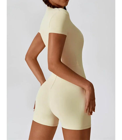 Macaquinho Fitness feminino com mangas longas e zíper frontal, ajuste perfeito para atividades como yoga e musculação. nude Macaquinho Fitness feminino com mangas longas e zíper frontal, ajuste perfeito para atividades como yoga e musculação. nude