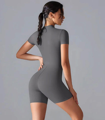Macaquinho Fitness feminino com mangas longas e zíper frontal, ajuste perfeito para atividades como yoga e musculação. cinza Macaquinho Fitness feminino com mangas longas e zíper frontal, ajuste perfeito para atividades como yoga e musculação. cinza
