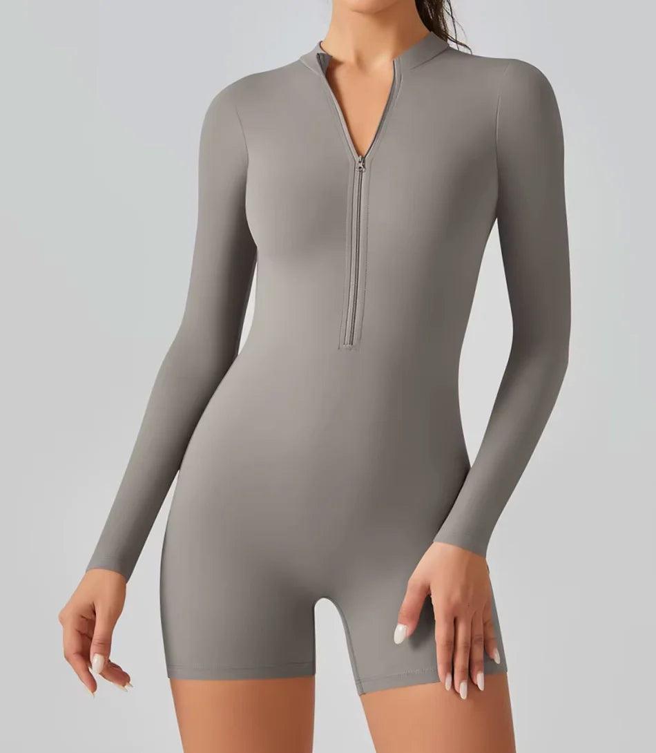 Macaquinho Fitness feminino com mangas longas e zíper frontal, ajuste perfeito para atividades como yoga e musculação. cinza Macaquinho Fitness feminino com mangas longas e zíper frontal, ajuste perfeito para atividades como yoga e musculação. cinza