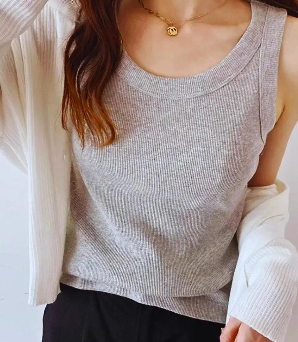 Regata Feminina Básica preta de algodão da Anellimn, corte skinny, alta elasticidade e decote redondo. Regata Feminina Básica preta de algodão da Anellimn, corte skinny, alta elasticidade e decote redondo.