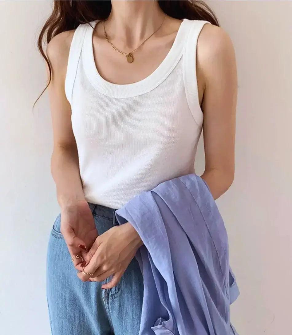 Regata Feminina Básica preta de algodão da Anellimn, corte skinny, alta elasticidade e decote redondo. Regata Feminina Básica preta de algodão da Anellimn, corte skinny, alta elasticidade e decote redondo.