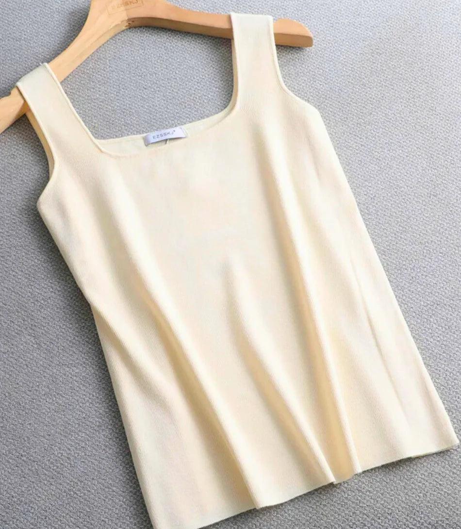 Regata Feminina Básica em Tricot Ajustada Confortável  Raika Regata Feminina Básica em Tricot Ajustada Confortável  Raika