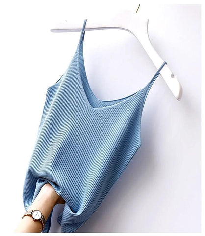 Regata feminina canelada com alças finas e decote em V, disponível em várias cores, ideal para looks casuais e sofisticados. Regata feminina canelada com alças finas e decote em V, disponível em várias cores, ideal para looks casuais e sofisticados.