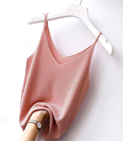 Regata feminina canelada com alças finas e decote em V, disponível em várias cores, ideal para looks casuais e sofisticados. Regata feminina canelada com alças finas e decote em V, disponível em várias cores, ideal para looks casuais e sofisticados.
