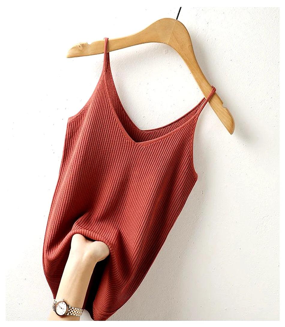 Regata feminina canelada com alças finas e decote em V, disponível em várias cores, ideal para looks casuais e sofisticados. Regata feminina canelada com alças finas e decote em V, disponível em várias cores, ideal para looks casuais e sofisticados.