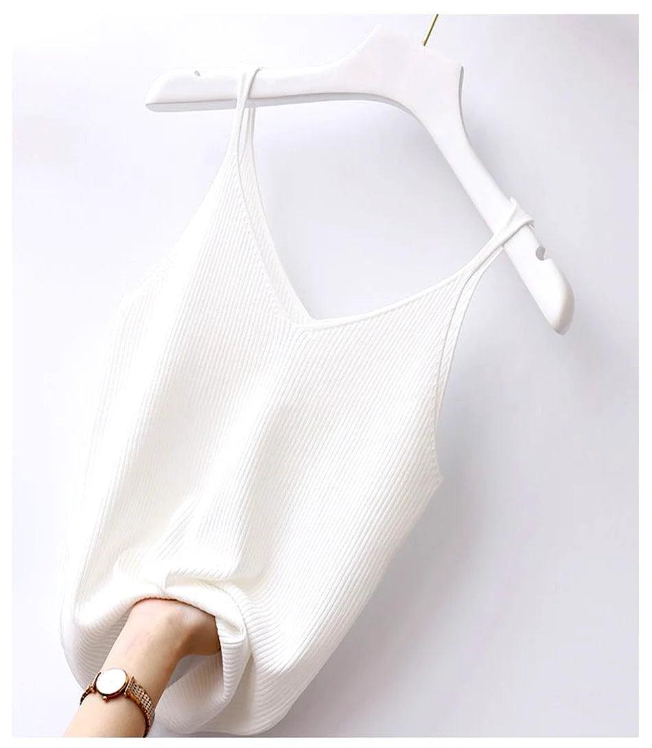 Regata feminina canelada com alças finas e decote em V, disponível em várias cores, ideal para looks casuais e sofisticados. Regata feminina canelada com alças finas e decote em V, disponível em várias cores, ideal para looks casuais e sofisticados.