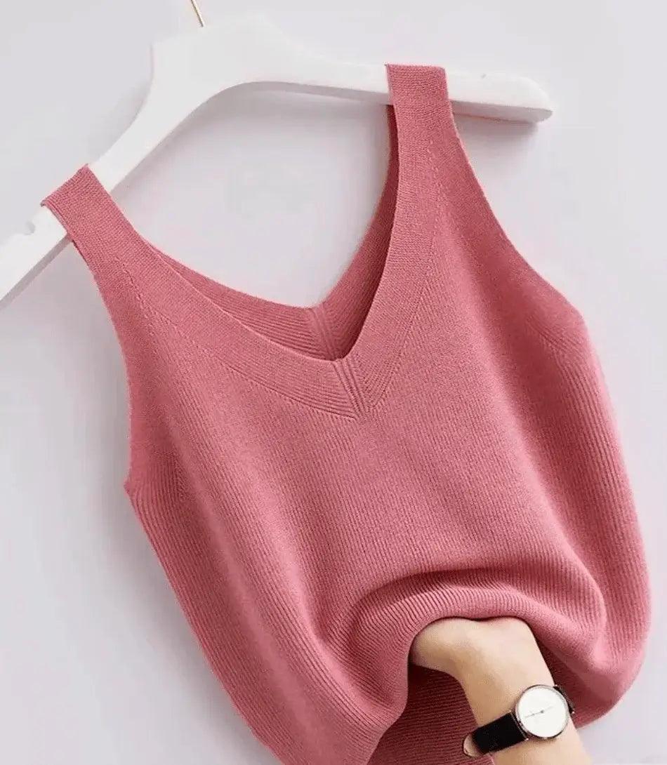 Regata Feminina Gola V Canelada Alça Larga versátil e confortável, ideal para qualquer estação, em tecido leve e respirável. Regata Feminina Gola V Canelada Alça Larga versátil e confortável, ideal para qualquer estação, em tecido leve e respirável.