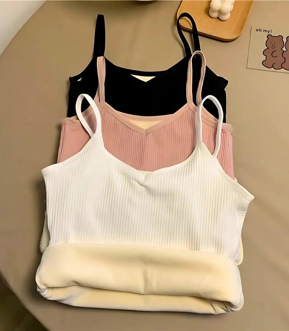 Regata Feminina Térmica com Alças Finas em tecido isolante, ideal para manter o calor e garantir estilo no inverno. Regata Feminina Térmica com Alças Finas em tecido isolante, ideal para manter o calor e garantir estilo no inverno.