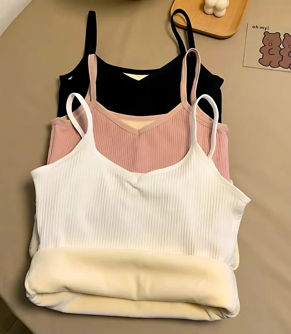 Regata Feminina Térmica com Alças Finas em tecido isolante, ideal para manter o calor e garantir estilo no inverno. Regata Feminina Térmica com Alças Finas em tecido isolante, ideal para manter o calor e garantir estilo no inverno.