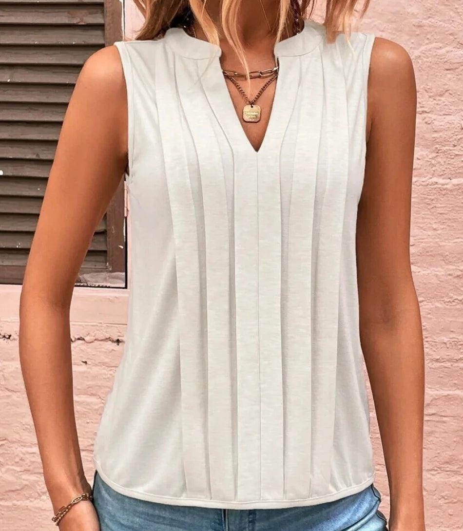 Regata feminina elegante com detalhe plissado, modelo sem mangas em tecido leve, perfeita para composições sofisticadas e casuais. Regata feminina elegante com detalhe plissado, modelo sem mangas em tecido leve, perfeita para composições sofisticadas e casuais.