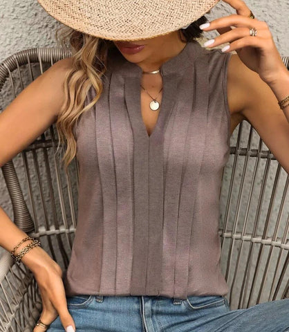 Regata feminina elegante com detalhe plissado, modelo sem mangas em tecido leve, perfeita para composições sofisticadas e casuais. Regata feminina elegante com detalhe plissado, modelo sem mangas em tecido leve, perfeita para composições sofisticadas e casuais.