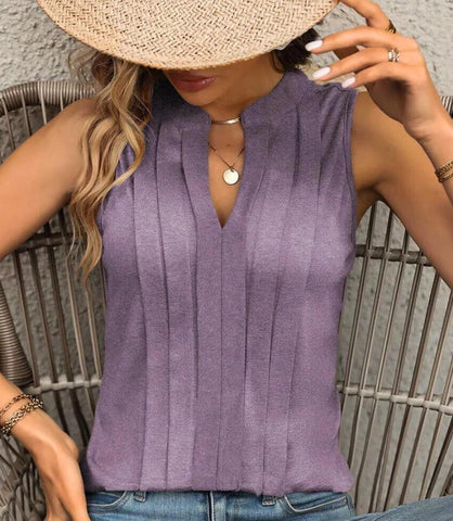 Regata feminina elegante com detalhe plissado, modelo sem mangas em tecido leve, perfeita para composições sofisticadas e casuais. Regata feminina elegante com detalhe plissado, modelo sem mangas em tecido leve, perfeita para composições sofisticadas e casuais.