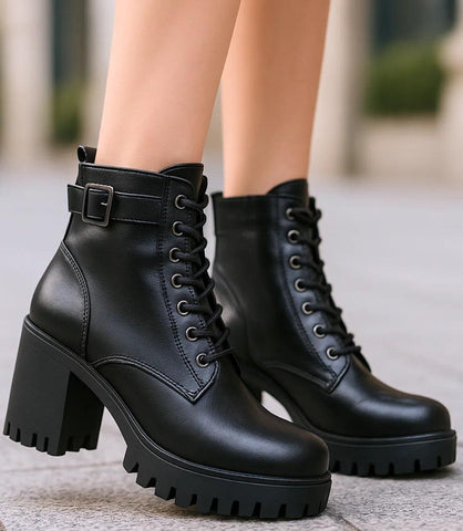 Comprar bota feminina coturno preto cano curto com salto tratorado, zíper lateral e cadarço em couro confortável em promoção DAFITI
 Comprar bota feminina coturno preto cano curto com salto tratorado, zíper lateral e cadarço em couro confortável em promoção DAFITI