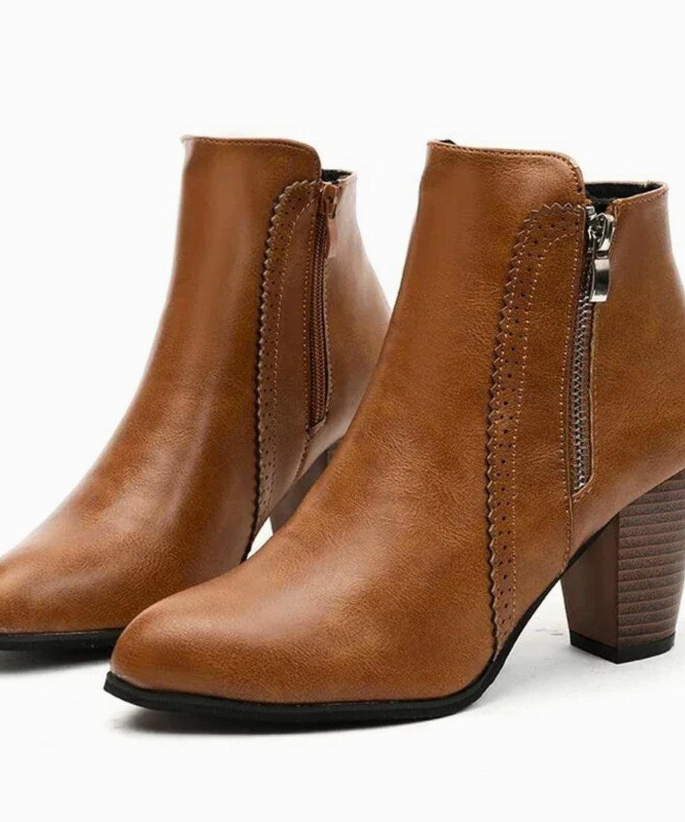 Comprar bota feminina de couro marrom com salto bloco e zíper lateral para looks elegantes, urbanos e confortáveis no dia a dia em promoção AREZZO  Comprar bota feminina de couro marrom com salto bloco e zíper lateral para looks elegantes, urbanos e confortáveis no dia a dia em promoção AREZZO