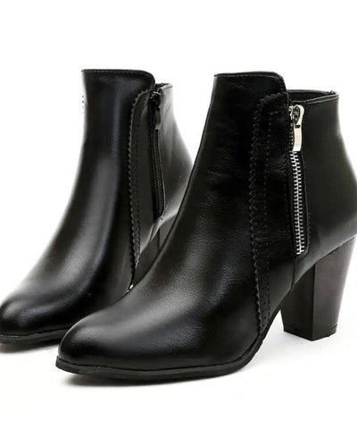Comprar bota feminina de couro preto com salto bloco e zíper lateral para looks elegantes, urbanos e confortáveis no dia a dia em promoção AREZZO  Comprar bota feminina de couro preto com salto bloco e zíper lateral para looks elegantes, urbanos e confortáveis no dia a dia em promoção AREZZO