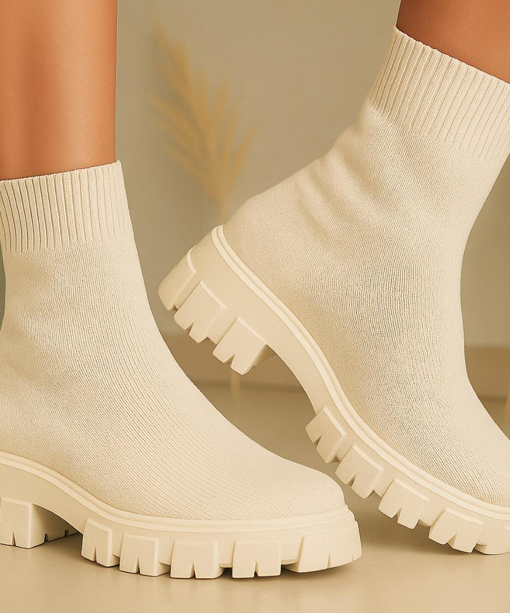 Comprar Bota feminina tratorada bege knit para inverno urbano com conforto térmico, cano médio elástico e solado antiderrapante em promoção AREZZO 
 Comprar Bota feminina tratorada bege knit para inverno urbano com conforto térmico, cano médio elástico e solado antiderrapante em promoção AREZZO