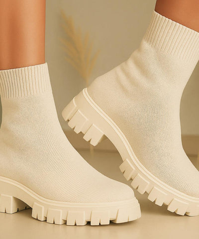 Comprar Bota feminina tratorada bege knit para inverno urbano com conforto térmico, cano médio elástico e solado antiderrapante em promoção AREZZO 
 Comprar Bota feminina tratorada bege knit para inverno urbano com conforto térmico, cano médio elástico e solado antiderrapante em promoção AREZZO