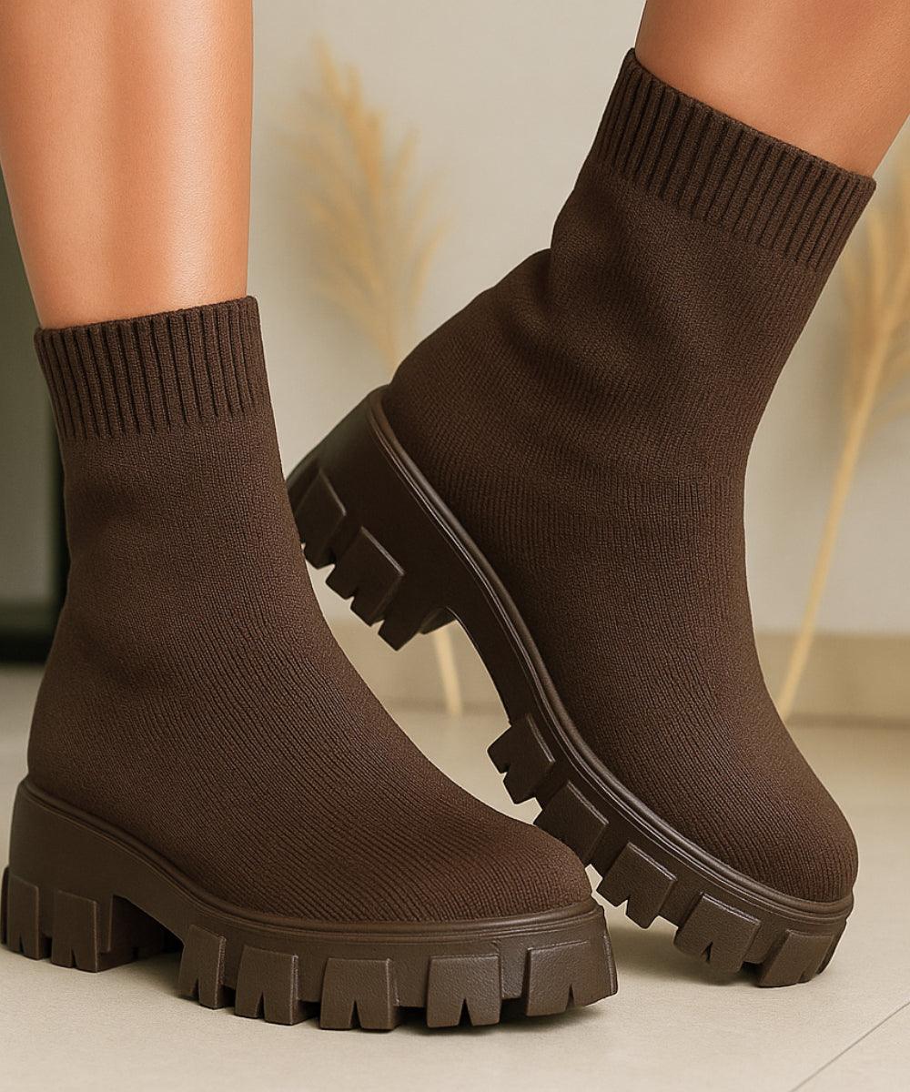 Comprar Bota feminina tratorada marrom knit para inverno urbano com conforto térmico, cano médio elástico e solado antiderrapante em promoção AREZZO 
 Comprar Bota feminina tratorada marrom knit para inverno urbano com conforto térmico, cano médio elástico e solado antiderrapante em promoção AREZZO