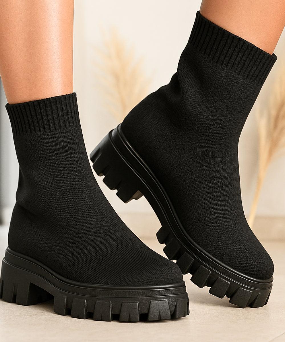 Comprar Bota feminina tratorada preto knit para inverno urbano com conforto térmico, cano médio elástico e solado antiderrapante em promoção AREZZO 
 Comprar Bota feminina tratorada preto knit para inverno urbano com conforto térmico, cano médio elástico e solado antiderrapante em promoção AREZZO