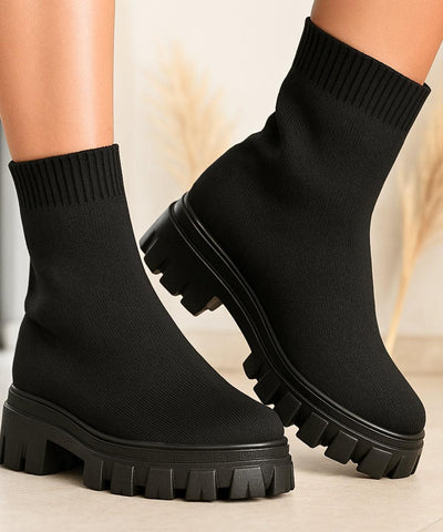 Comprar Bota feminina tratorada preto knit para inverno urbano com conforto térmico, cano médio elástico e solado antiderrapante em promoção AREZZO 
 Comprar Bota feminina tratorada preto knit para inverno urbano com conforto térmico, cano médio elástico e solado antiderrapante em promoção AREZZO