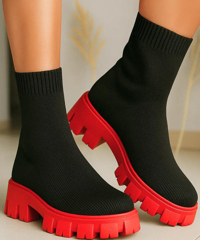 Comprar Bota feminina tratorada preto e vermelho knit para inverno urbano com conforto térmico, cano médio elástico e solado antiderrapante em promoção AREZZO 
 Comprar Bota feminina tratorada preto e vermelho knit para inverno urbano com conforto térmico, cano médio elástico e solado antiderrapante em promoção AREZZO