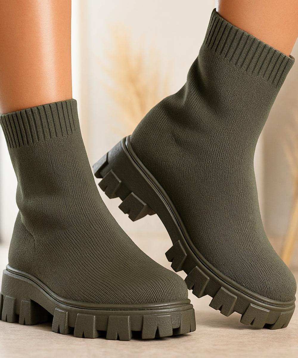 Comprar Bota feminina tratorada verde knit para inverno urbano com conforto térmico, cano médio elástico e solado antiderrapante em promoção AREZZO 
 Comprar Bota feminina tratorada verde knit para inverno urbano com conforto térmico, cano médio elástico e solado antiderrapante em promoção AREZZO