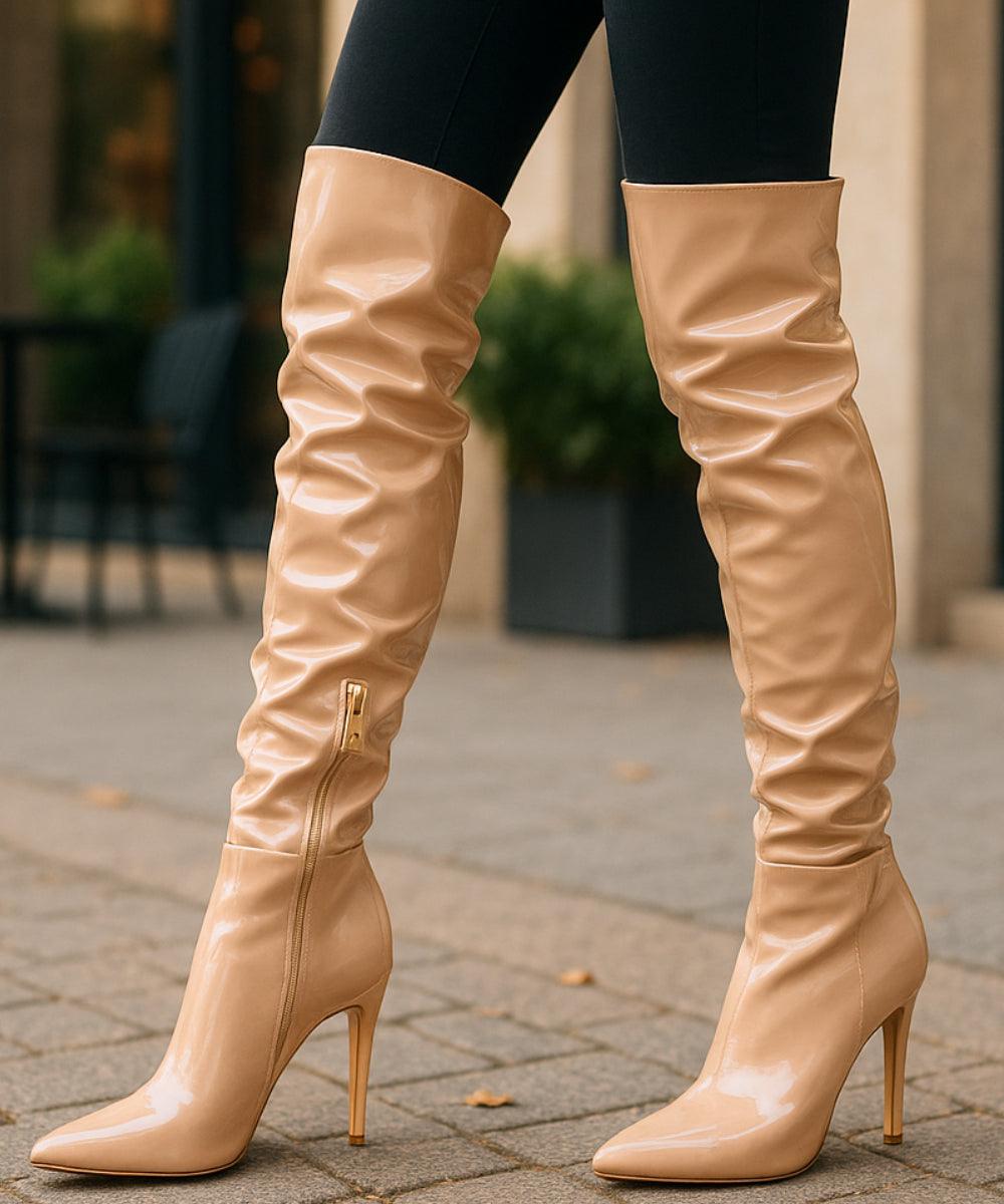 Comprar bota over the knee feminina vinil bege com salto fino e bico fino para o inverno em promoção AREZZO
 Comprar bota over the knee feminina vinil bege com salto fino e bico fino para o inverno em promoção AREZZO