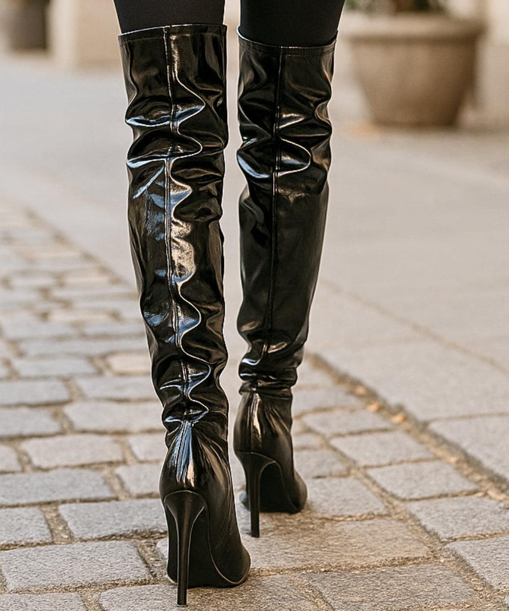 Comprar bota over the knee feminina vinil preto com salto fino e bico fino para o inverno em promoção AREZZO
 Comprar bota over the knee feminina vinil preto com salto fino e bico fino para o inverno em promoção AREZZO