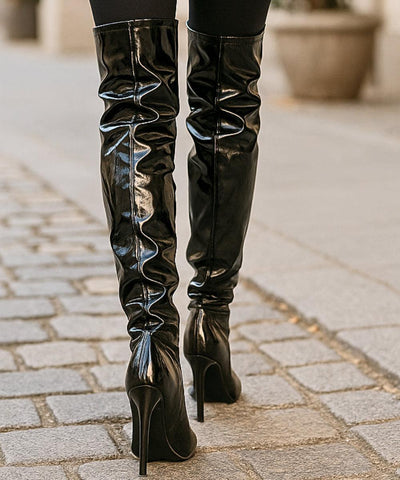 Comprar bota over the knee feminina vinil preto com salto fino e bico fino para o inverno em promoção AREZZO
 Comprar bota over the knee feminina vinil preto com salto fino e bico fino para o inverno em promoção AREZZO