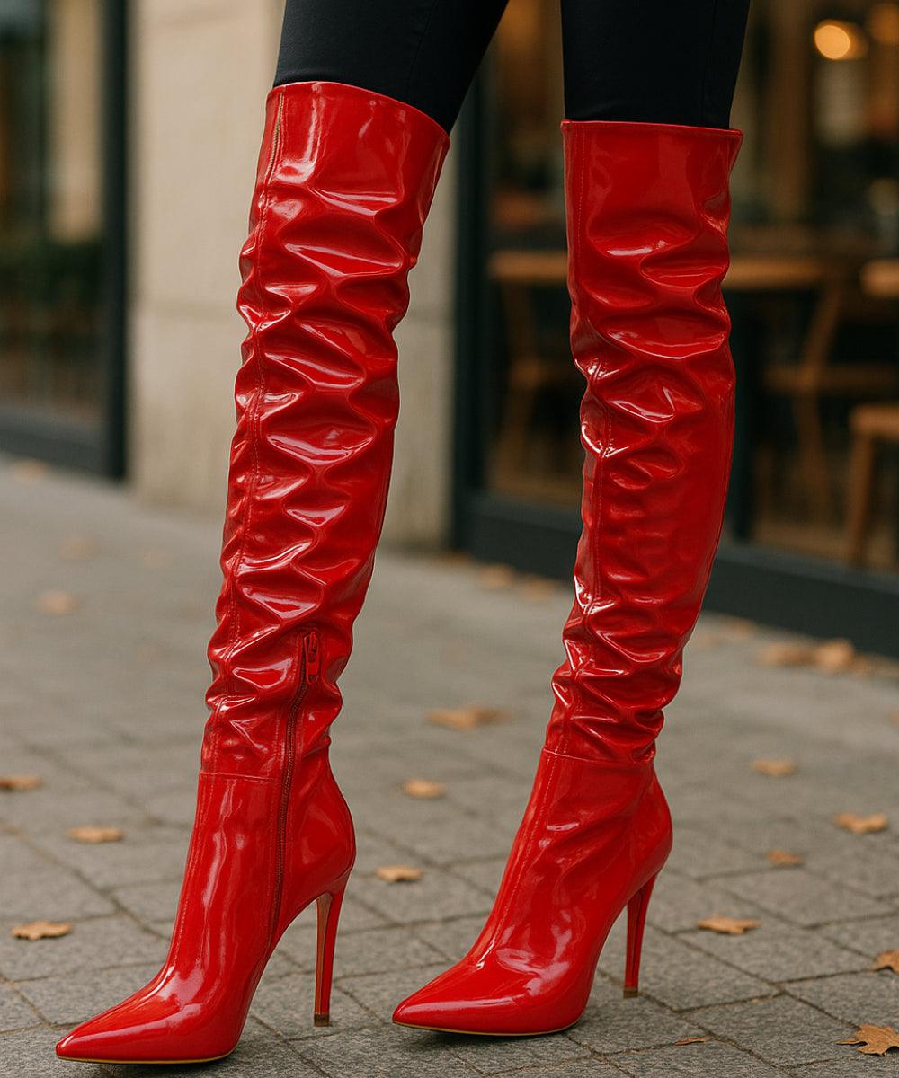 Comprar bota over the knee feminina vinil vermelho com salto fino e bico fino para o inverno em promoção AREZZO
 Comprar bota over the knee feminina vinil vermelho com salto fino e bico fino para o inverno em promoção AREZZO