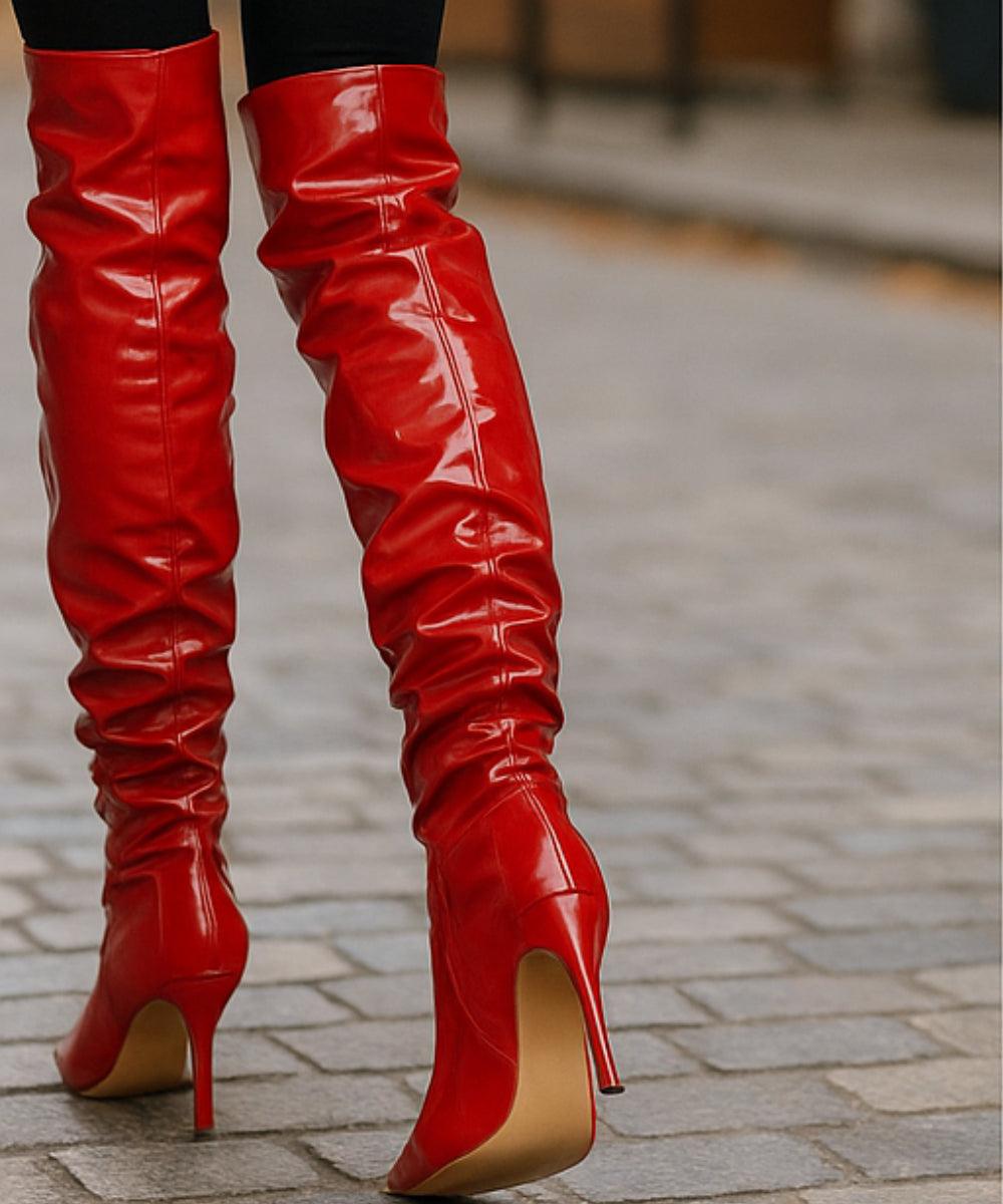 Comprar bota over the knee feminina vinil vermelho com salto fino e bico fino para o inverno em promoção AREZZO
 Comprar bota over the knee feminina vinil vermelho com salto fino e bico fino para o inverno em promoção AREZZO