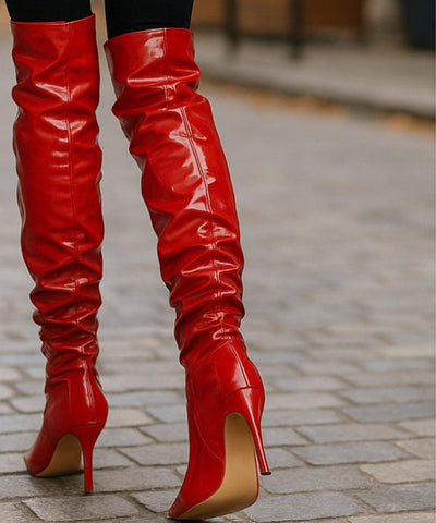 Comprar bota over the knee feminina vinil vermelho com salto fino e bico fino para o inverno em promoção AREZZO
 Comprar bota over the knee feminina vinil vermelho com salto fino e bico fino para o inverno em promoção AREZZO