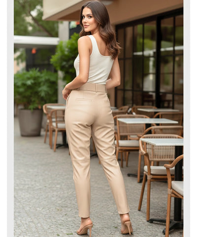 Calça Alfaiataria Feminina Couro Ecológico com Cinto | Deni Calça Alfaiataria Feminina Couro Ecológico com Cinto | Deni