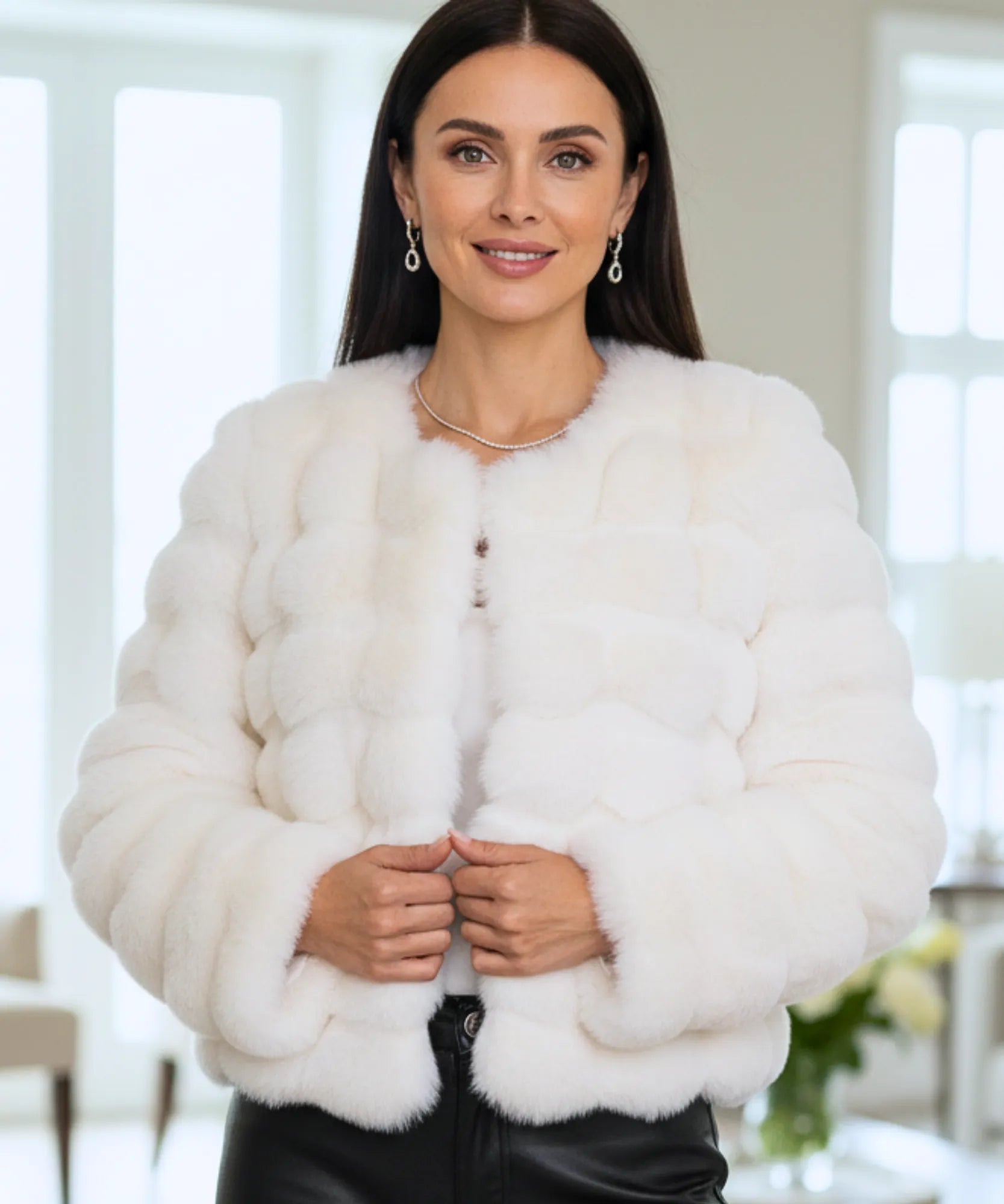 Comprar casaco de pelo feminino inverno curto elegante branco impecável e acabamento sofisticado para looks urbanos e sociais em promoção ZARA
 Comprar casaco de pelo feminino inverno curto elegante branco impecável e acabamento sofisticado para looks urbanos e sociais em promoção ZARA