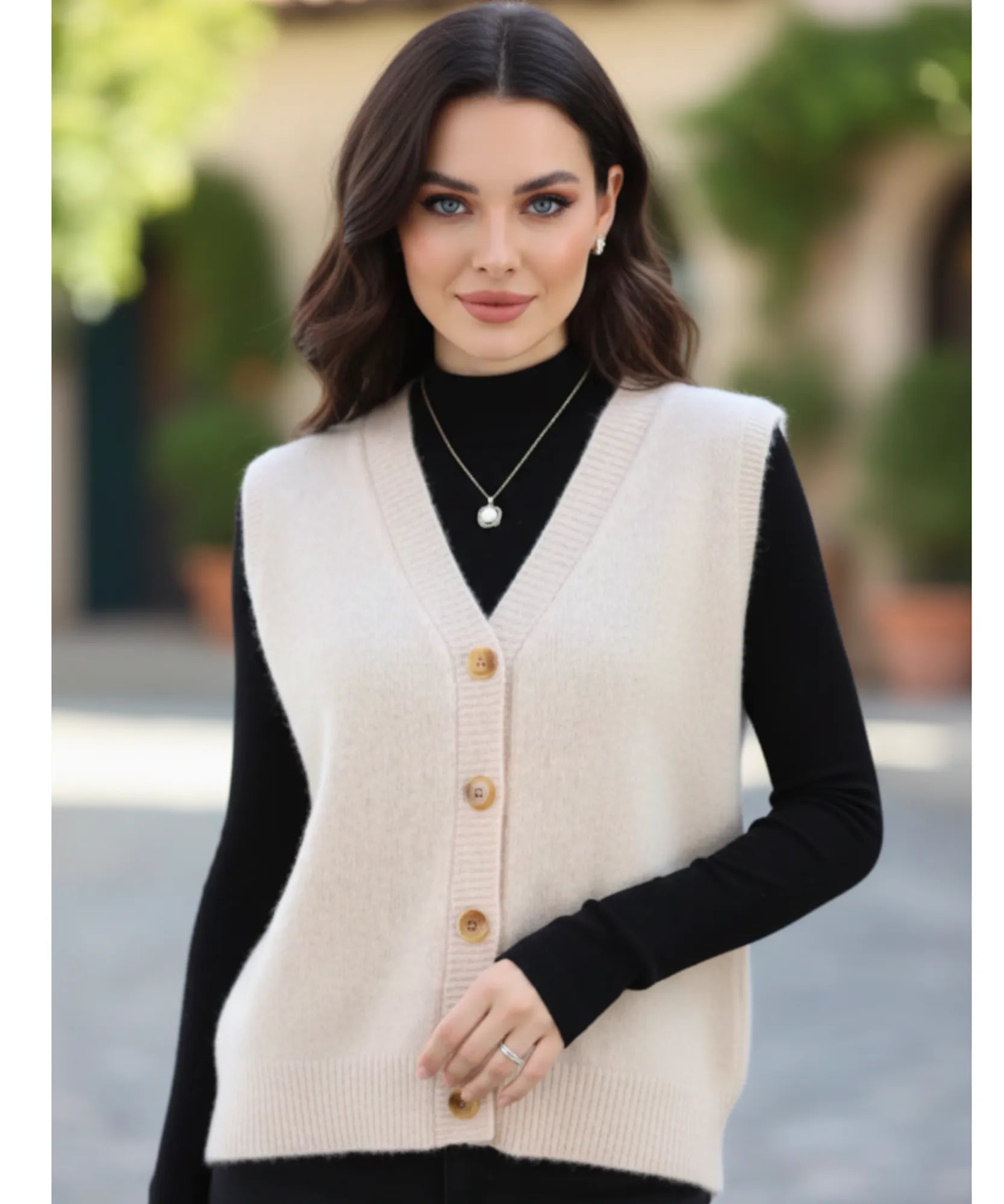 Comprar colete feminino em tricot com gola V e botões, ideal para sobrepor looks elegantes de outono e inverno em promoção ZARA
 Comprar colete feminino em tricot com gola V e botões, ideal para sobrepor looks elegantes de outono e inverno em promoção ZARA