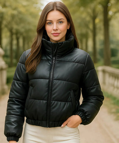 Comprar jaqueta bomber feminina preto puffer de couro sintético cropped com gola alta para inverno em promoção ZARA
 Comprar jaqueta bomber feminina preto puffer de couro sintético cropped com gola alta para inverno em promoção ZARA