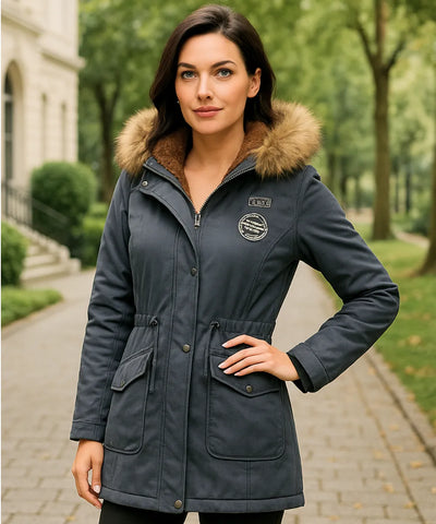 Parka Feminina com Capuz de Pelo e Forro Peluciado Elegante | Lune Parka Feminina com Capuz de Pelo e Forro Peluciado Elegante | Lune