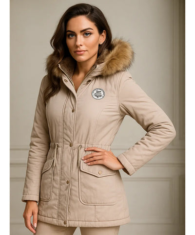 Parka Feminina com Capuz de Pelo e Forro Peluciado Elegante | Lune Parka Feminina com Capuz de Pelo e Forro Peluciado Elegante | Lune