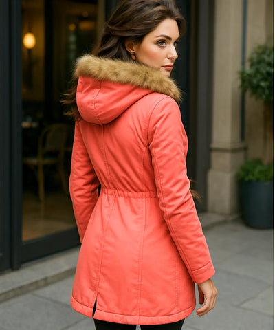 Parka Feminina com Capuz de Pelo e Forro Peluciado Elegante | Lune Parka Feminina com Capuz de Pelo e Forro Peluciado Elegante | Lune