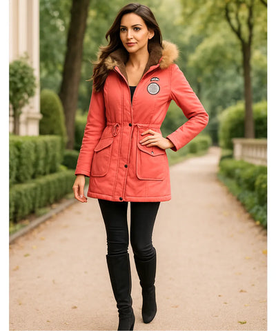 Parka Feminina com Capuz de Pelo e Forro Peluciado Elegante | Lune Parka Feminina com Capuz de Pelo e Forro Peluciado Elegante | Lune