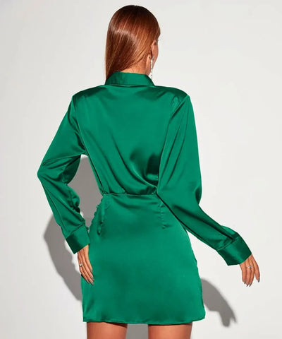 Vestido Curto de Cetim com Manga Longa e Torção Elegante | Marrie Vestido Curto de Cetim com Manga Longa e Torção Elegante | Marrie